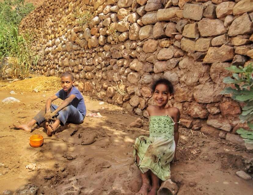 Fas'da nehir kenarında oynayan çocuklar
