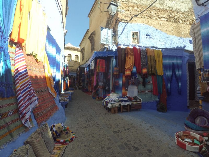 Mavi Şehir ara sokaklarında el işçiliği ürünler satılan dükkanlar