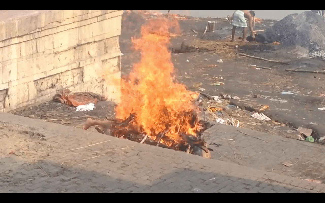 Varanasi, Ganj nehri kenarında yanan bir beden. Yasak olmasına rağmen gizlice çektiğim bir fotoğraf.
