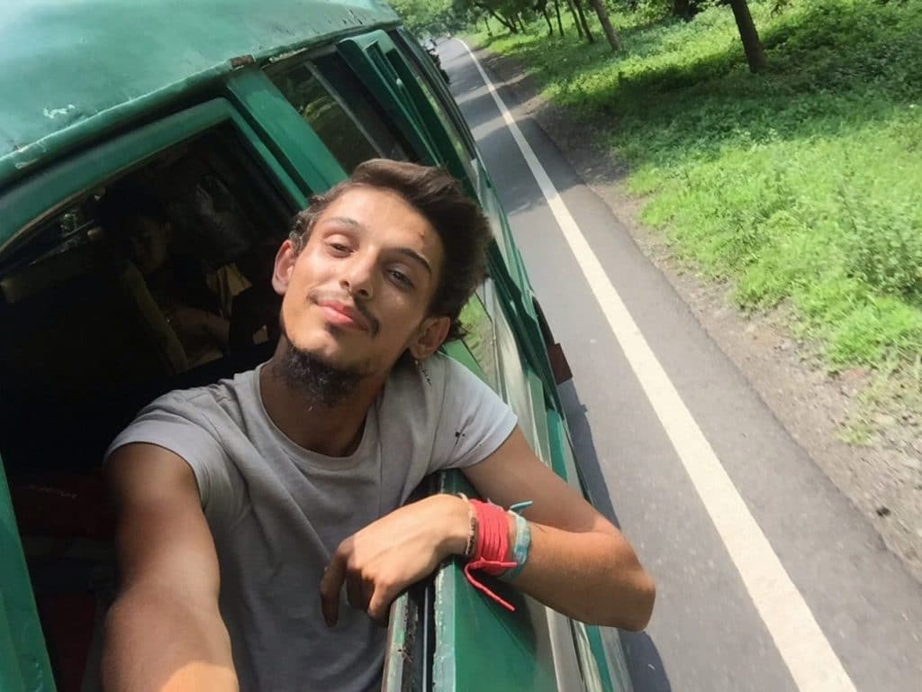 Bali'de otostop çekerek maymun ormanına gittiğim araç